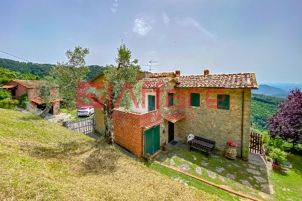 Foto Rustico a Montecatini-Terme di 500 m² con 15 locali in vendita