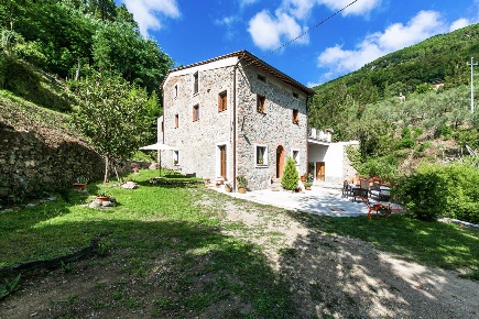 Foto Rustico a Buti di 300 m² con 17 locali in vendita