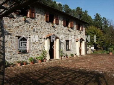 Foto Rustico a Buti Centro di 270 m² con 8 locali in vendita