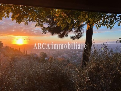 Foto Rustico a Pietrasanta di 110 m² con 5 locali in vendita