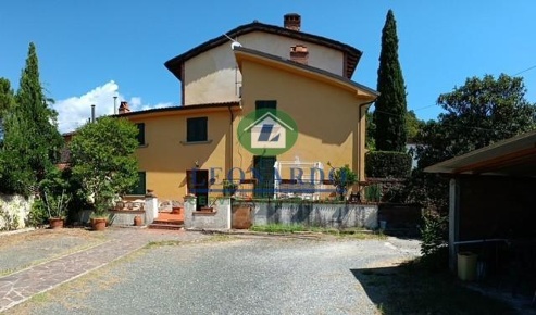 Foto Rustico a Montecatini-Terme di 235 m² con 6 locali in vendita