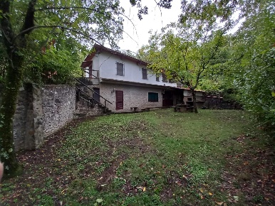 Foto Rustico a Capannori Petrognano - San Gennaro di 150 m² con 5 locali