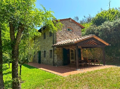 Foto Rustico a Camaiore Camaiore Paese di 120 m² con 4 locali in vendita
