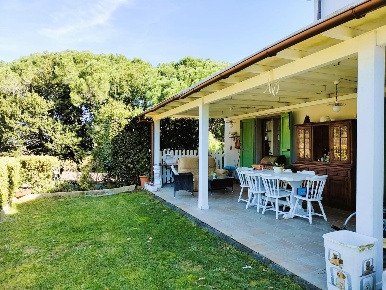 Foto Rustico a Crespina Lorenzana di 260 m² con 10 locali in vendita