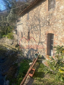 Foto Rustico a Camaiore Camaiore Paese di 500 m² con 10 locali in vendita