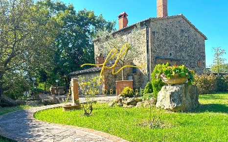 Foto Rustico a Pomarance di 120 m² con 5 locali in vendita