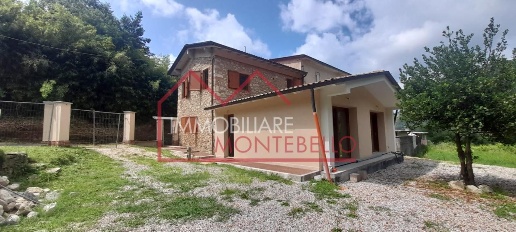 Foto Rustico a Camaiore Camaiore Paese di 140 m² con 5 locali in vendita
