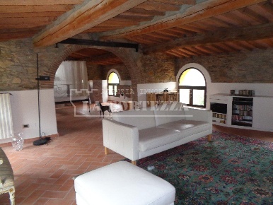 Foto Rustico a Calci Centro di 400 m² con 12 locali in vendita