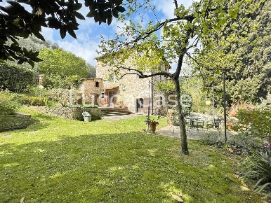 Foto Rustico a Lucca Massa Pisana - Vicopelago di 330 m² con 10 locali