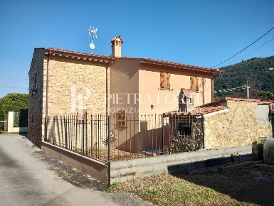 Foto Rustico a Pietrasanta di 143 m² con 7 locali in vendita