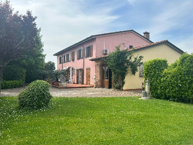 Foto Rustico a Cascina Semicentro di 440 m² con 13 locali in vendita