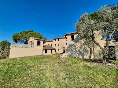 Foto Rustico a Casciana Terme Lari Lari di 1264 m² con 30 locali in vendita