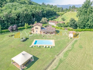 Foto Rustico a Lucca Cerasomma di 300 m² con 9 locali in vendita
