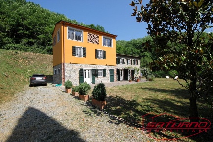 Foto Rustico a Capannori Petrognano - San Gennaro di 260 m² con 9 locali