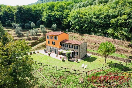 Foto Rustico a Capannori Petrognano - San Gennaro di 260 m² con 9 locali