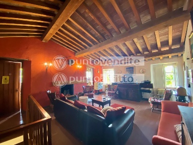Foto Rustico a Lucca Mutigliano - Torre di 300 m² con 10 locali in vendita