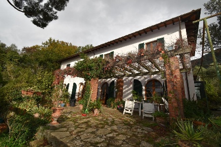 Foto Rustico a San Giuliano Terme San Giuliano Terme Paese di 350 m²