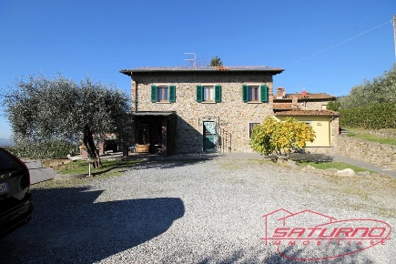 Foto Rustico a Capannori Petrognano - San Gennaro di 220 m² con 8 locali