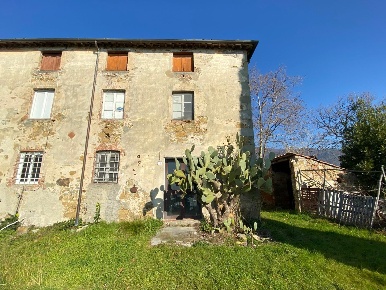 Foto Rustico a Lucca Ponte a Moriano di 271 m² con 10 locali in vendita