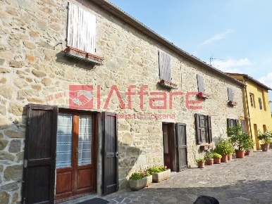 Foto Rustico a Massa e Cozzile di 380 m² con 15 locali in vendita