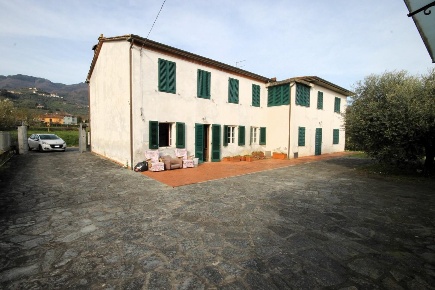 Foto Rustico a Capannori Marlia di 380 m² con 12 locali in vendita