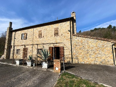 Foto Rustico a Castelnuovo di Val di Cecina Centro di 260 m² con 11 locali