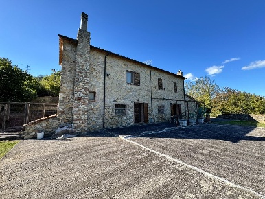 Foto Rustico a Castelnuovo di Val di Cecina Centro di 250 m² con 6 locali