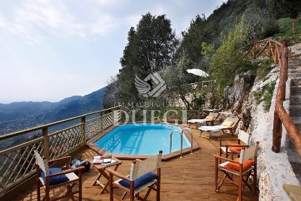 Foto Rustico a Camaiore Camaiore Paese di 300 m² con 10 locali in vendita