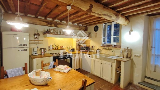 Foto Rustico a Camaiore Camaiore Paese di 150 m² con 6 locali in vendita