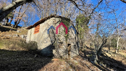 Foto Rustico a Fabbriche di Vergemoli di 360 m² con 10 locali in vendita