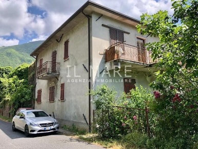 Foto Rustico a Fivizzano Monzone di 200 m² con 6 locali in vendita