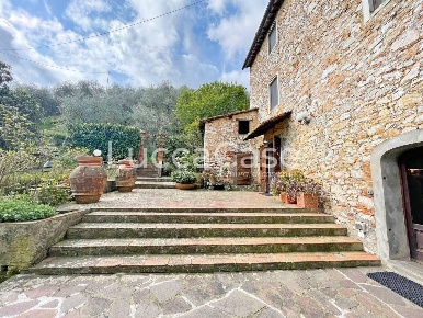 Foto Rustico a Lucca Massa Pisana - Vicopelago di 270 m² con 8 locali