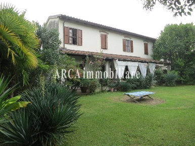 Foto Rustico a Pietrasanta di 220 m² con 8 locali in vendita