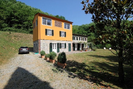 Foto Rustico a Capannori Petrognano - San Gennaro di 260 m² con 9 locali