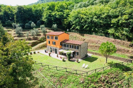 Foto Rustico a Capannori Petrognano - San Gennaro di 260 m² con 9 locali