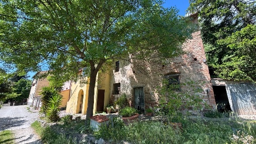 Foto Rustico a Vicopisano Uliveto Terme di 340 m² con 8 locali in vendita