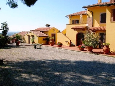 Foto Rustico a Palaia Centro di 700 m² con 20 locali in vendita