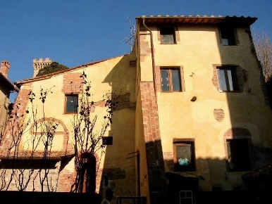 Foto Rustico a Vicopisano Centro di 150 m² con 5 locali in vendita