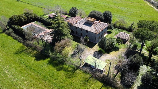Foto Rustico a Casole d'Elsa Centro di 700 m² con 17 locali in vendita