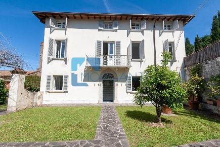 Foto Rustico a Pietrasanta di 250 m² con 7 locali in vendita
