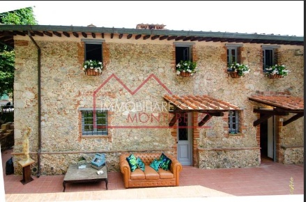 Foto Rustico a Camaiore Camaiore Paese di 600 m² con 15 locali in vendita