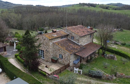 Foto Rustico a Casole d'Elsa di 200 m² con 7 locali in vendita