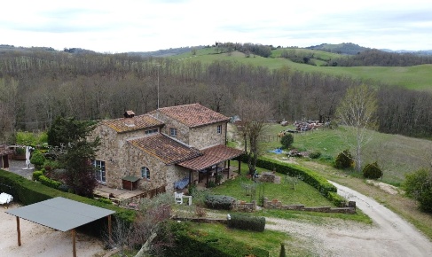 Foto Rustico a Casole d'Elsa di 200 m² con 7 locali in vendita