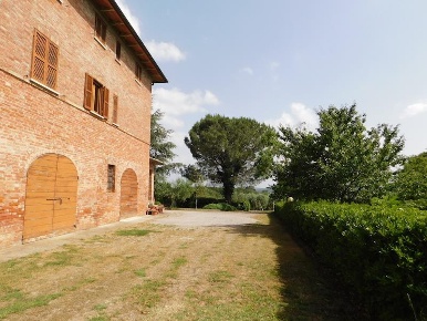 Foto Rustico a Castiglione del Lago di 420 m² con 12 locali in vendita