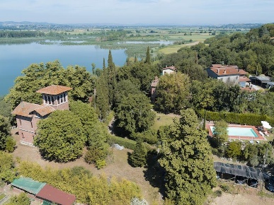 Foto Rustico a Castiglione del Lago di 540 m² con 15 locali in vendita