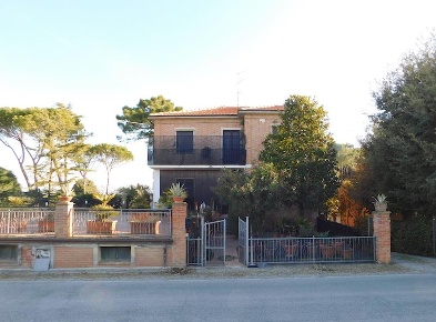 Foto Rustico a Castiglione del Lago di 393 m² con 12 locali in vendita