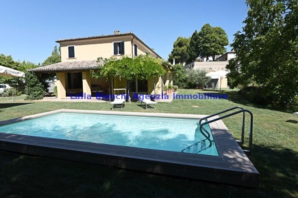 Foto Rustico in STRADA DI SAN DONATO 50, Pesaro Villa Ceccolini di 600 m²