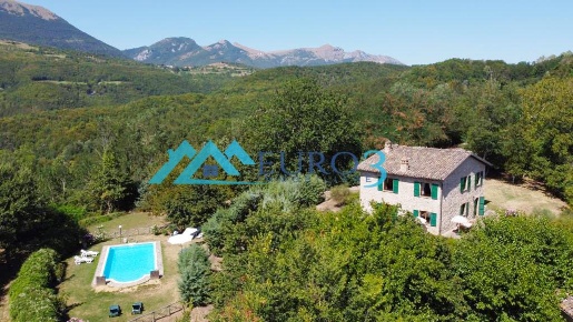 Foto Rustico in LOCALITA' VILLA VIDONI, Amandola di 550 m² con 12 locali