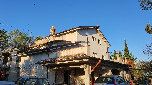 Foto Rustico in COLONNATA, Ascoli Piceno di 275 m² con 8 locali in vendita
