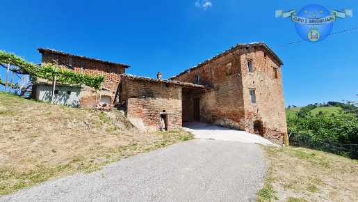 Foto Rustico in RUSTICI, Amandola di 600 m² con 15 locali in vendita